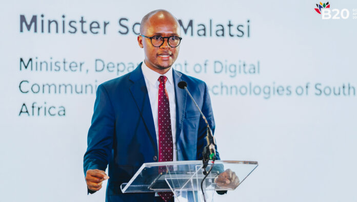O Ministro das Comunicações Digitais e Tecnologias, Solly Malatsi, discursa num evento paralelo do B20 na Cidade do Cabo, a 17 de setembro de 2025, após as recomendações da Força-Tarefa de Transformação Digital ao G20. (Foto: Fornecida / RTC Studios)
