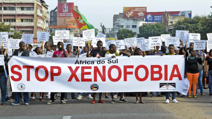 Centenas de pessoas marcham em protesto contra a xenofobia na África do Sul, em Maputo, Moçambique, a 25 de abril de 2015. (Foto: EPA/ANTONIO SILVA)